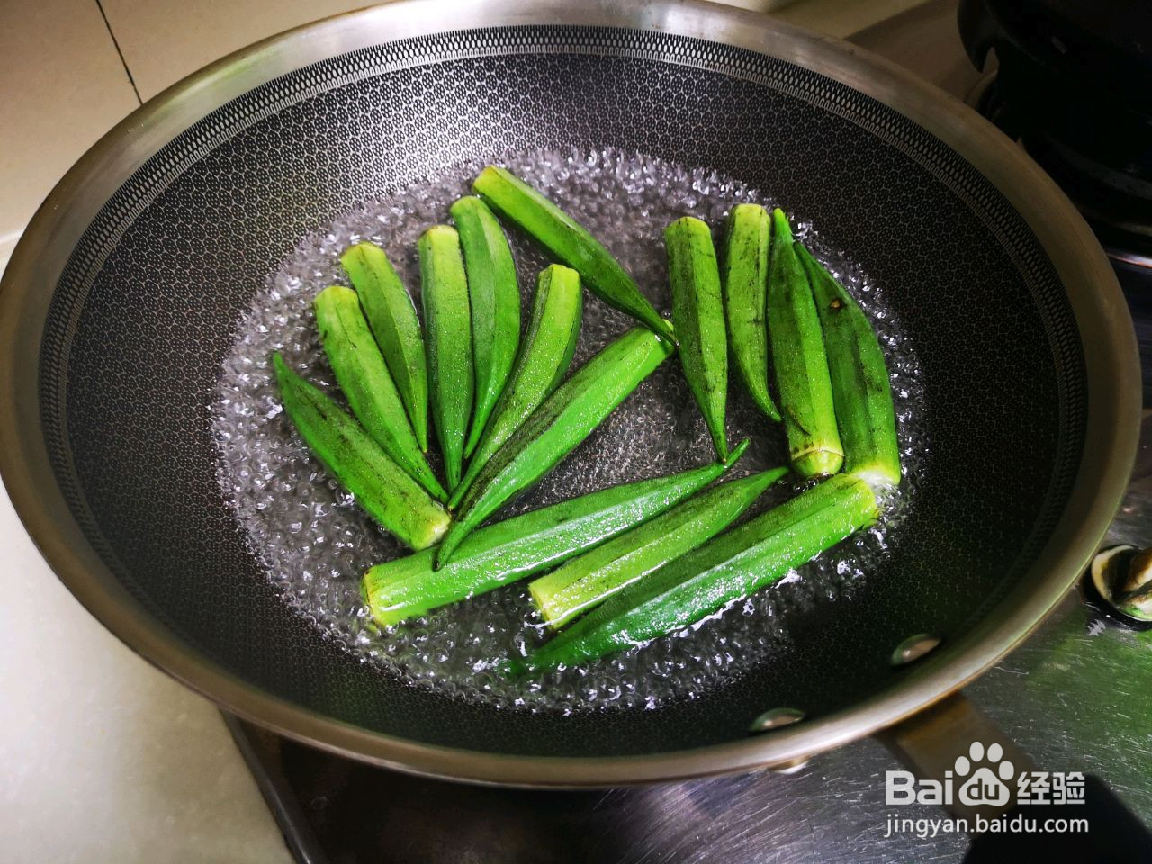 秋葵炒小龙虾的做法