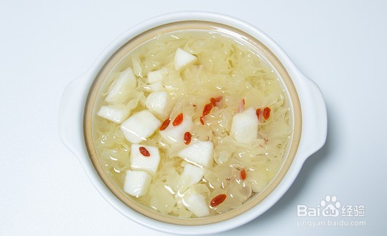 女孩子必备的养颜甜品【银耳雪梨枸杞羹】