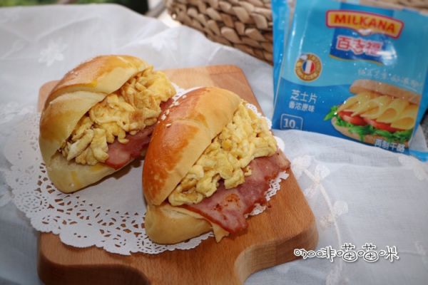 芙蓉蛋夹培根芝士牛角包