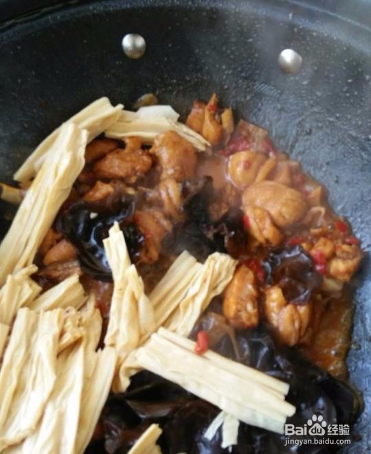腐竹木耳烧鸡腿