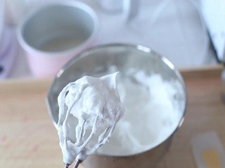 草莓冰奶酪戚风蛋糕怎么做