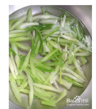 甜蒜汁拌芹菜皮蛋的做法