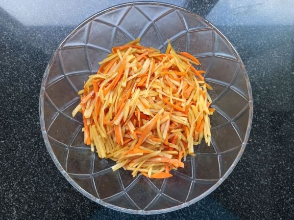 脆皮胡萝卜土豆丝盒子