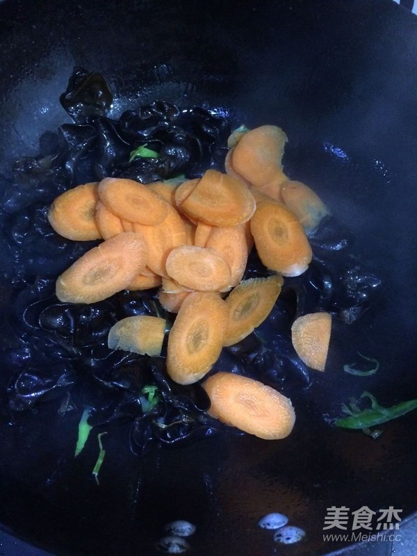 胡萝卜炒木耳