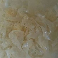 如何制作美味的银耳莲子甜汤