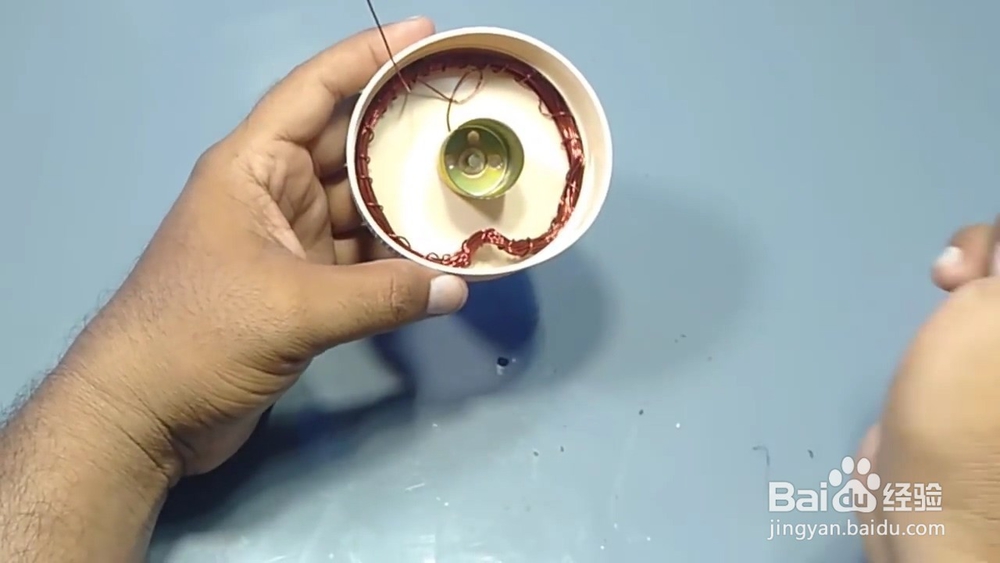 怎么让不接电源的灯泡亮起来