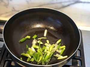 食补佳品卤肉炒荸荠的做法