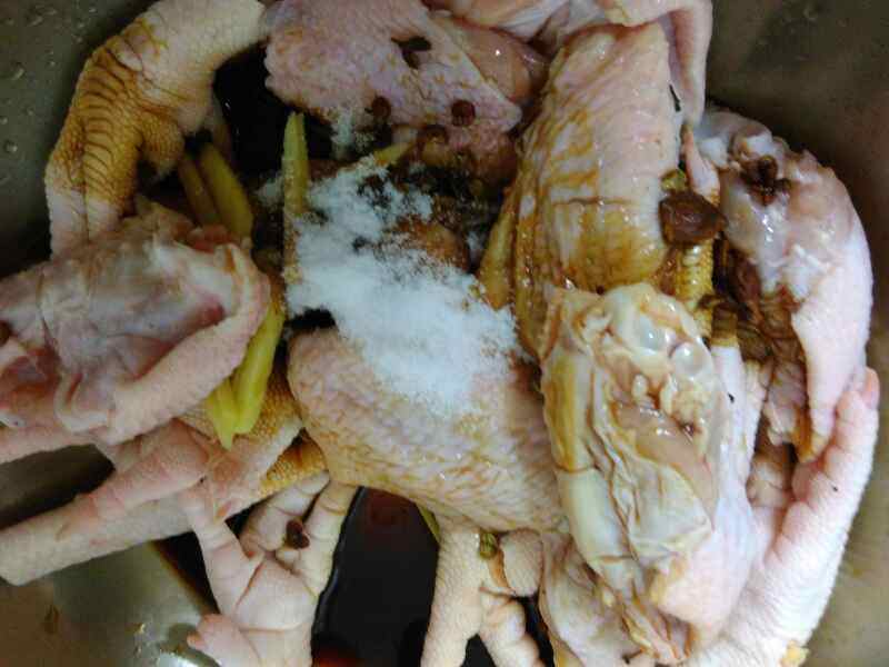 看着都让人流口水的脾酒五味烧鸡爪鸡翅你会做吗？