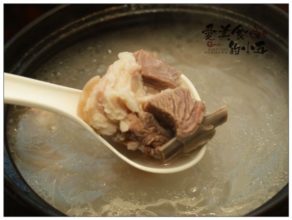 炖一锅羊肉与白萝卜清汤