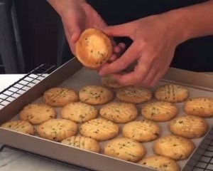 无敌好吃的黄油香葱酥饼制作教程