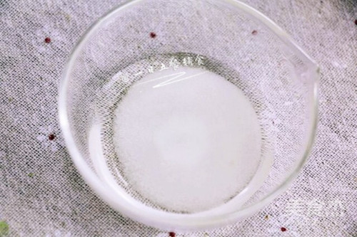 调好寿司醋,一碗米饭 用10克 白醋 5克 糖 1克 盐 刚刚好,用筷子搅匀