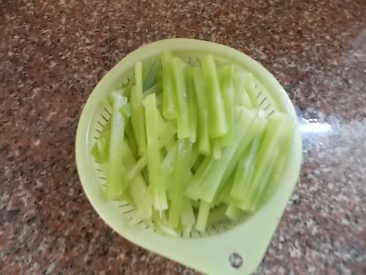 酸辣酸辣的莴笋泡菜，吃货必不可少的哦！