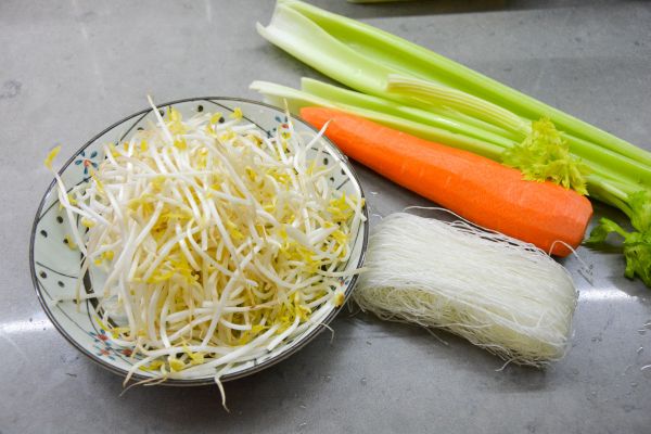 凉拌芹菜豆芽粉丝