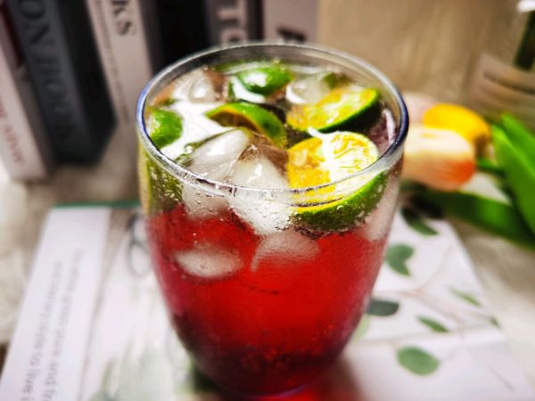 蔓越莓青柠气泡水