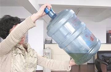 饮水桶里青苔怎么清洗