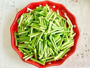 肉丝炒蒜苔的做法