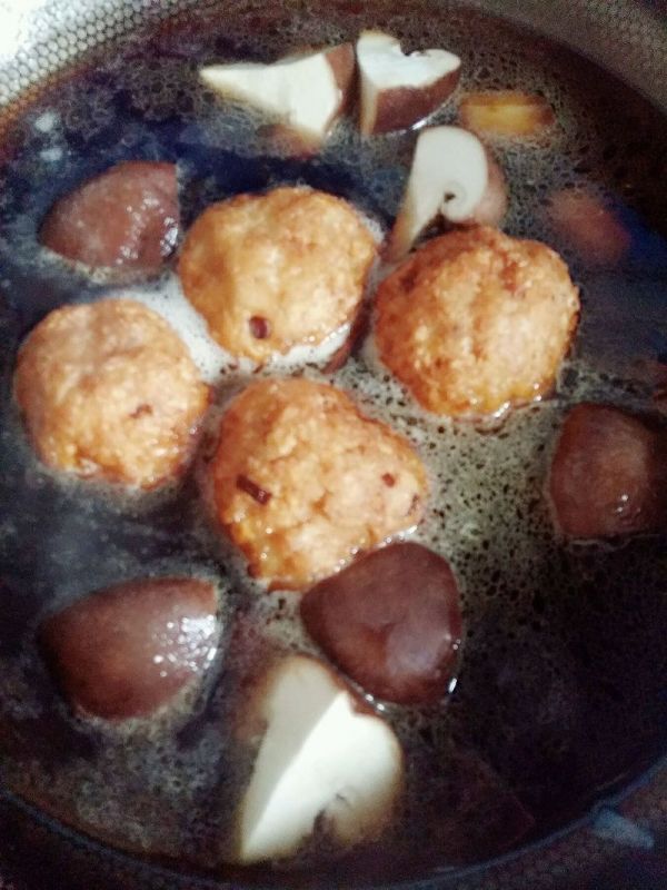 油菜香菇烧丸子