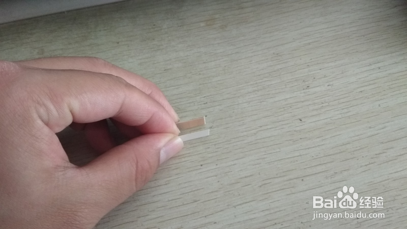如何用一个细长的硬卡纸做简易的钢笔的支架