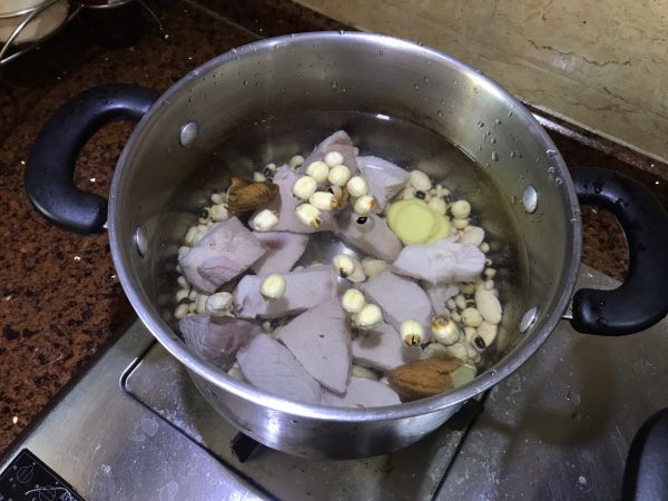 莲子芒果核煲瘦肉