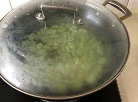 香菜炒蚕豆的做法