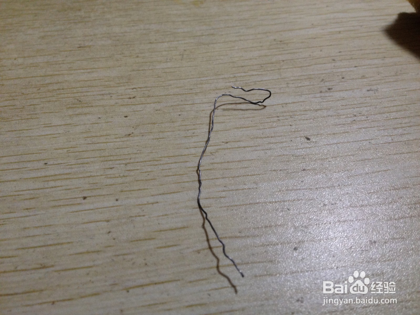 如何用一个小铁丝做单支中性笔的简易支架
