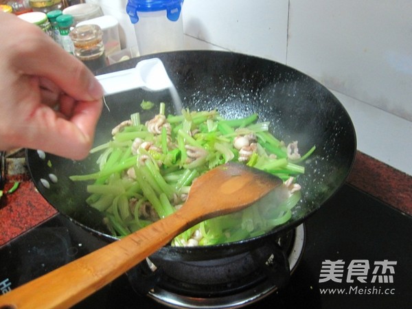 香芹炒小墨鱼