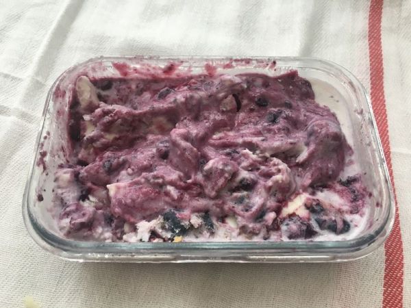 薄脆甜饼蓝莓冰激凌