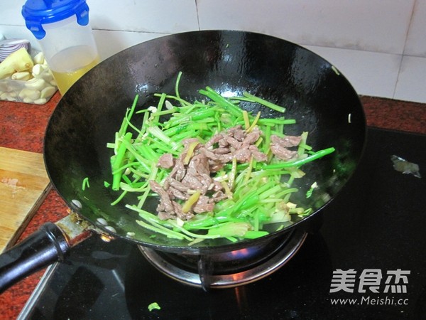 牛肉炒香芹的做法