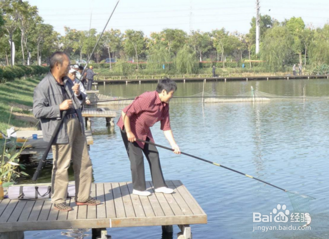野钓和黑坑竞技哪个更好玩？