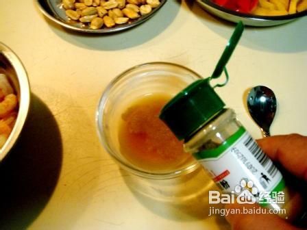 坚果炒什锦虾球