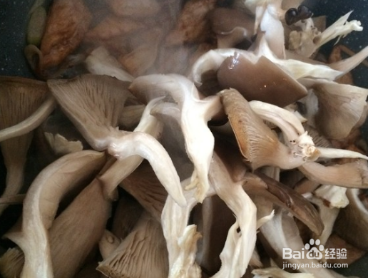 高蛋白、低脂肪的平菇炒肉，可增强抵抗力