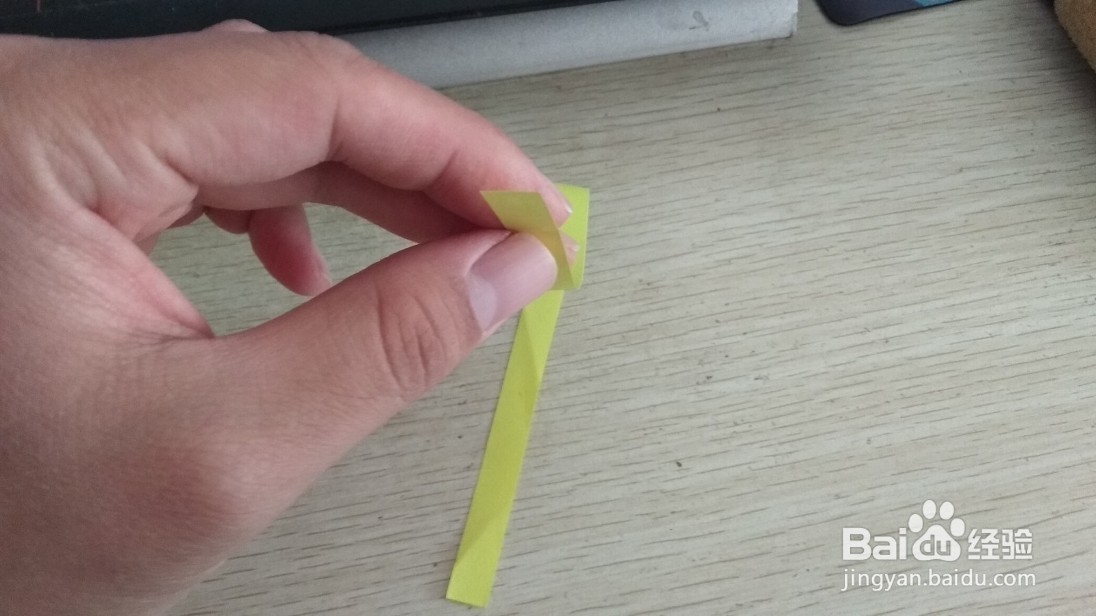 如何用细长的长方形纸条做简易的中性笔的支架
