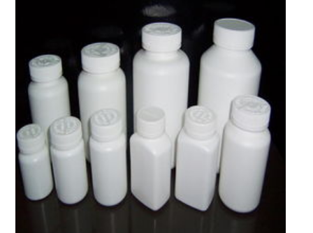 把三个一样大小的小药瓶放入水中，要使一个浮在水面上，一个沉入水底，另一个在水中随处悬着，你应采用什