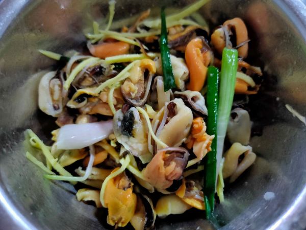 淡菜咸骨花生粥