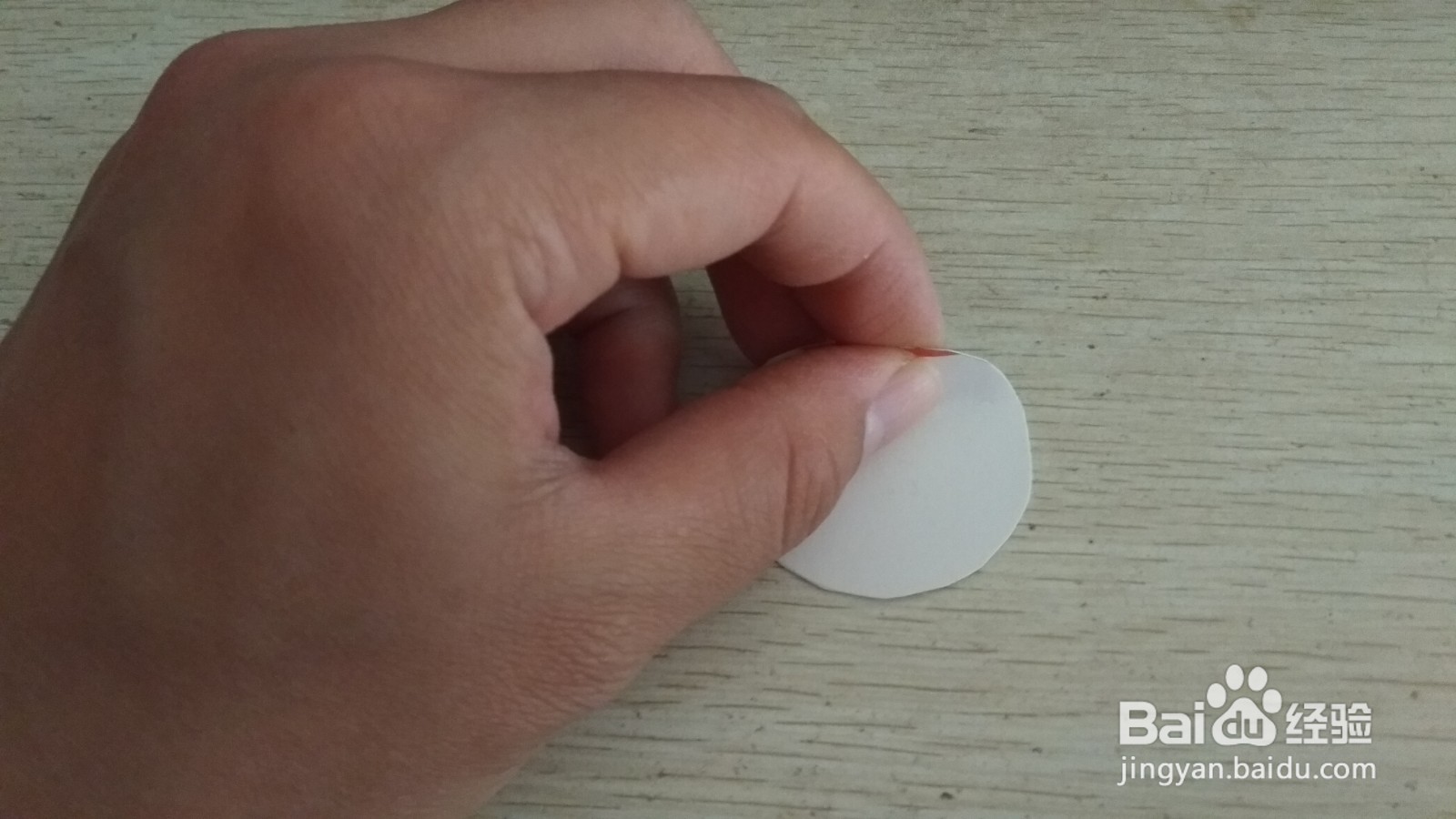 如何用圆形硬卡纸做放两个中性笔的简易的支架