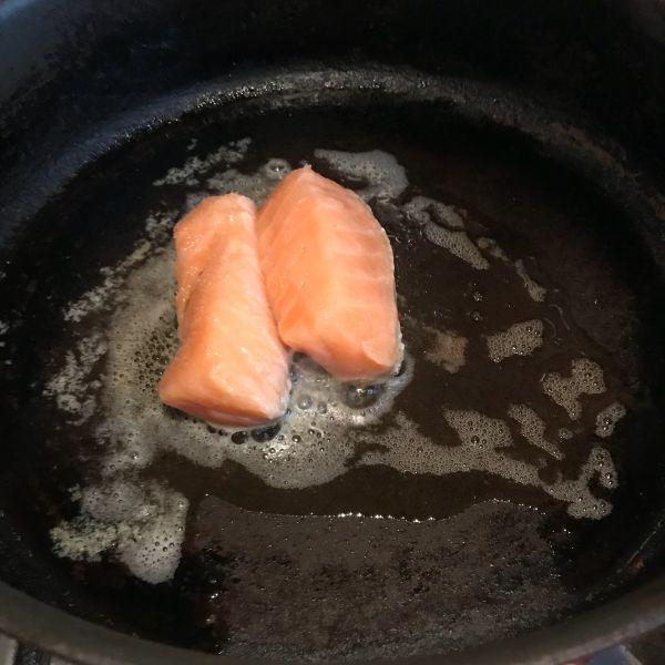 奶油煎三文鱼配藜麦饭