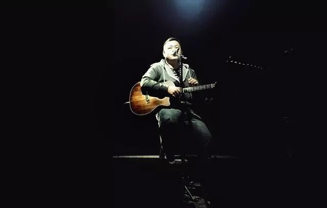 你是九月夏天滚烫的浪 是什么歌的歌词