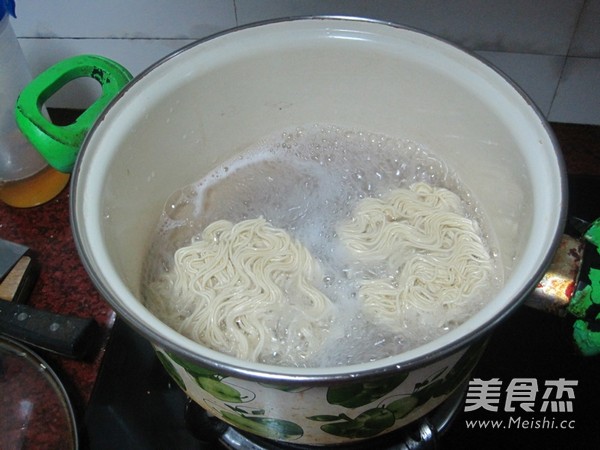 菜心蛋炒面的做法