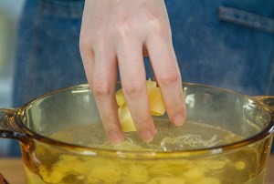 教大家做海鲜土豆沙拉