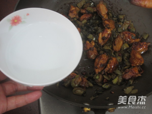 酸菜鸡翅的做法