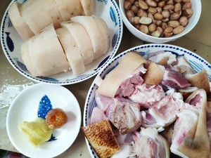 猪脚莲藕花生汤的做法