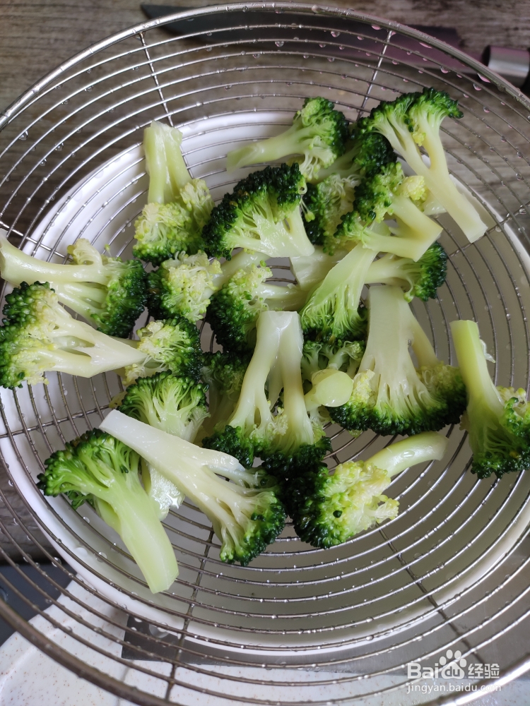 姨妈给我做西兰花虾仁鸡蛋羹