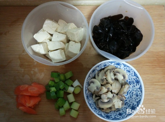 木耳口蘑熘豆腐的制作方法