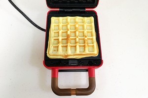 奶油水果华夫饼