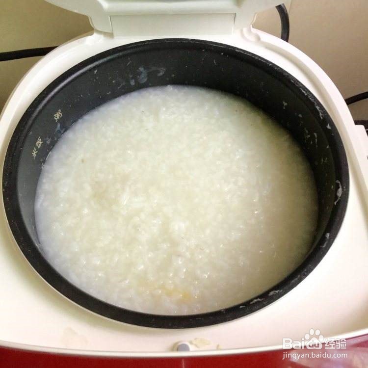 皮蛋瘦肉粥的做法