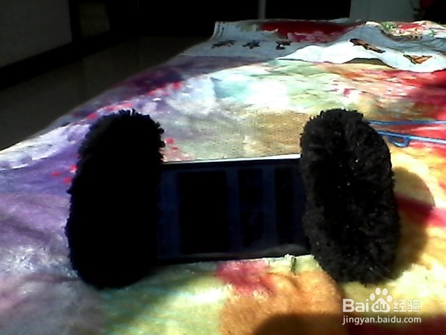 巧用耳套当手机支架