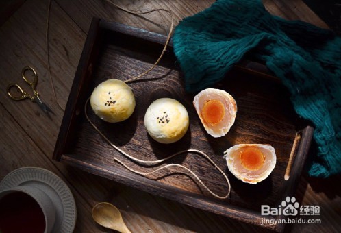 莲蓉蛋黄酥（不用醒面，不用揉出膜）怎么做？