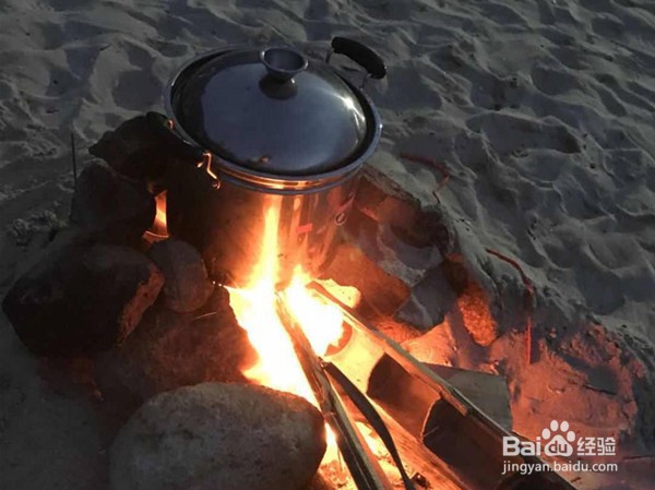 野外露营时生火的步骤、技巧及常用工具