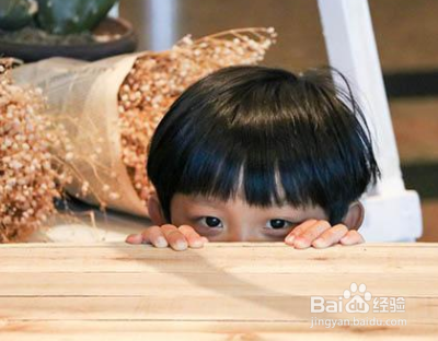 如何改善孩子怕生的问题
