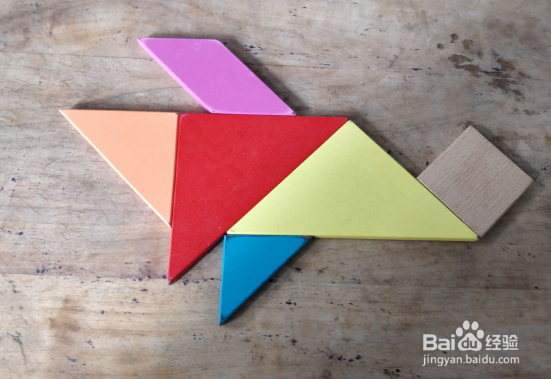 用七巧板怎样拼一只游泳的企鹅?